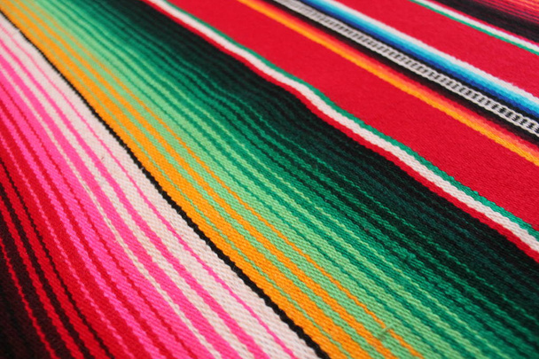 Mexique Poncho mexicain serape traditionnel cinco de mayo tapis fond fiesta avec des rayures
  - Photo, image