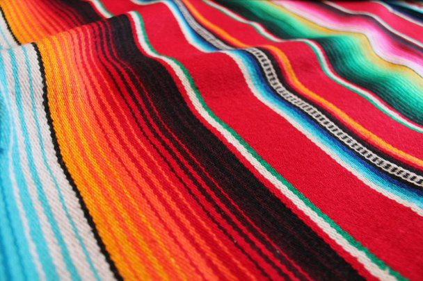 Mexiko mexikanischer Poncho serape traditioneller Cinco de Mayo Teppich Fiesta Hintergrund mit Streifen  - Foto, Bild