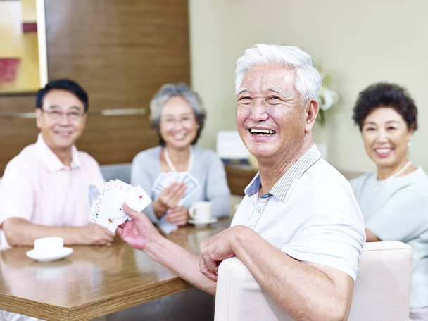 Asijské starší muž v hrací karty s přáteli - Fotografie, Obrázek