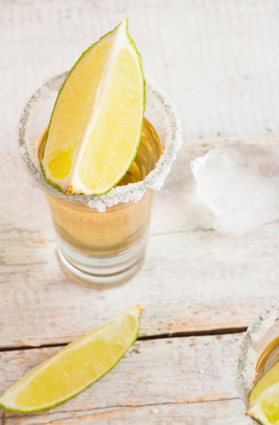 Tequila, jég, só és mész closeup - Fotó, kép