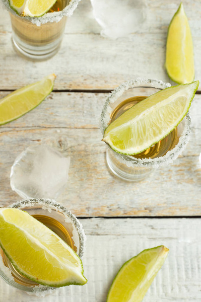 tequila au sel, citron vert et glace sur fond blanc
 - Photo, image