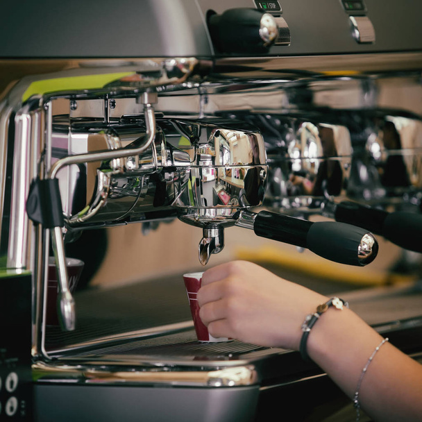 Barista prepara café en su coffeeshop; primer plano
 - Foto, Imagen