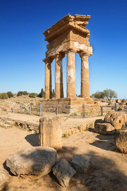 Templo de Dioscuri (Castor y Pollux). UNESCO Patrimonio de la Humanidad. Valle de los Templos. Agrigento, Sicilia, Italia
 - Foto, imagen