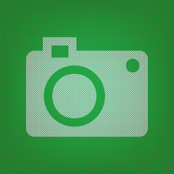Σημάδι ψηφιακή φωτογραφική μηχανή. λευκό εικονίδιο στο πράσινο πλεκτά ή μάλλινα  - Διάνυσμα, εικόνα