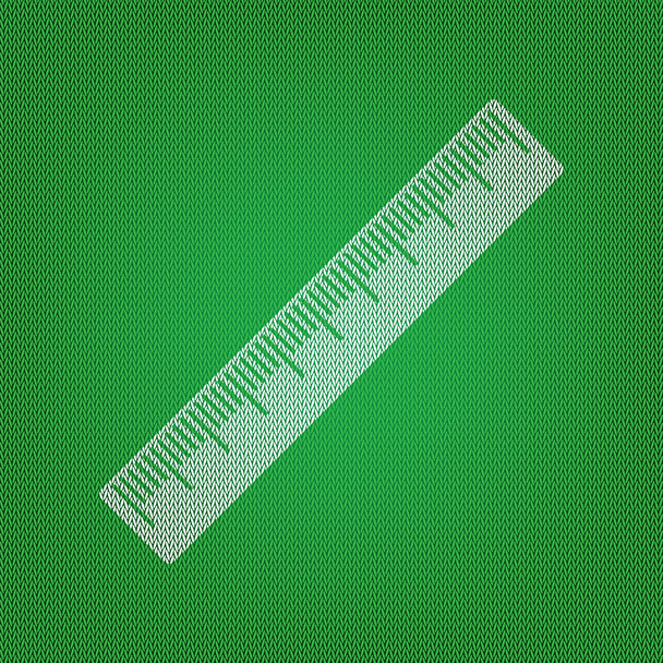 Знак линейки сантиметра. белая иконка на зеленом трикотаже или шерсти
 - Вектор,изображение