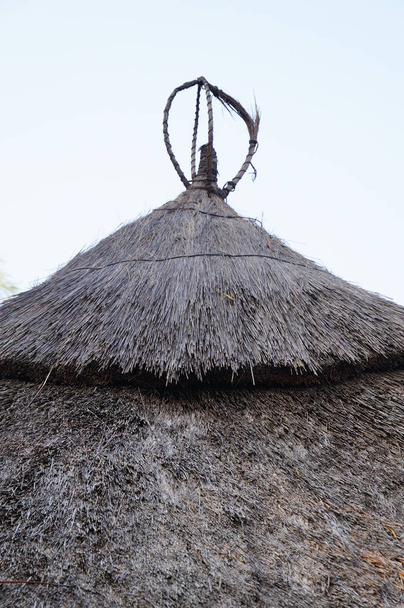 Perinteinen Afrikkalainen thatched katto, Etelä-Afrikka
. - Valokuva, kuva