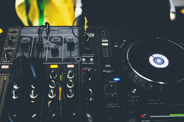 Fermer Console DJ avec écouteurs DJ
 - Photo, image