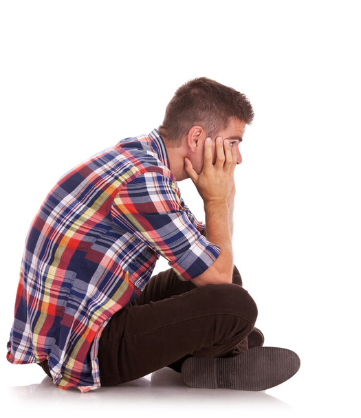 disapponted jonge man zit - Foto, afbeelding