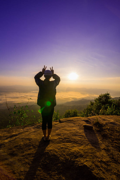 Boldog fiatal nő túrázó nyitott karokkal emelt naplementekor Mountain Peak - Fotó, kép