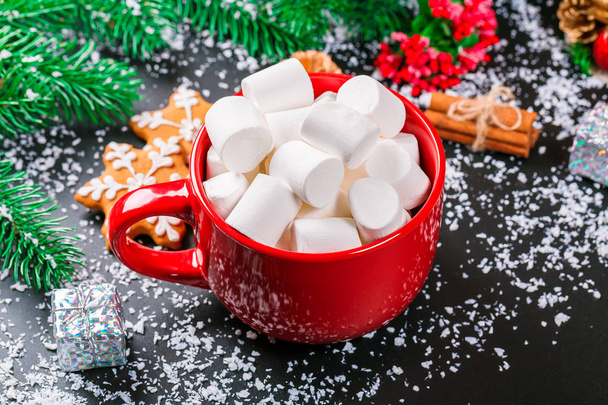 Cup of marshmallows, gingerbread and Christmas decor - Photo, Image
