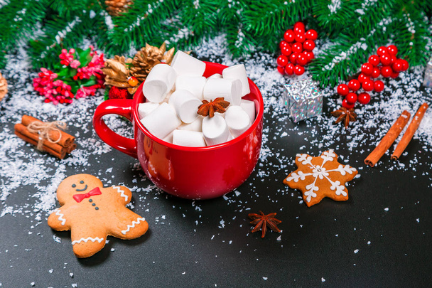 Cup of marshmallows, gingerbread and Christmas decor - Valokuva, kuva