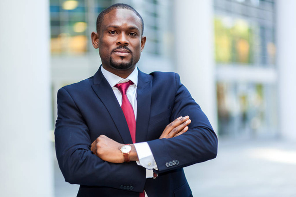 empresário africano em ambiente empresarial
 - Foto, Imagem
