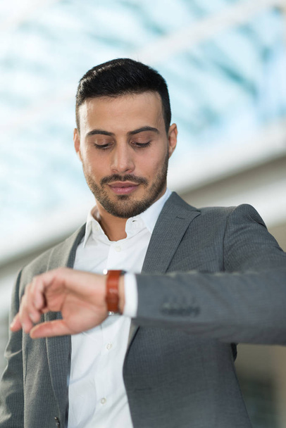 Businessman looking at watch - Φωτογραφία, εικόνα