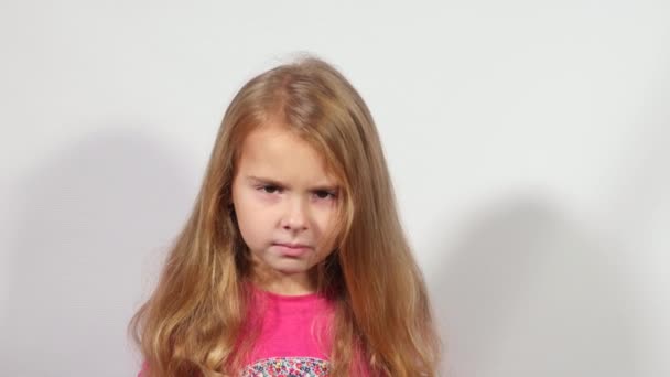 Positieve en negatieve emoties van het kind. Charmant klein meisje toont scala aan menselijke emoties.  - Video