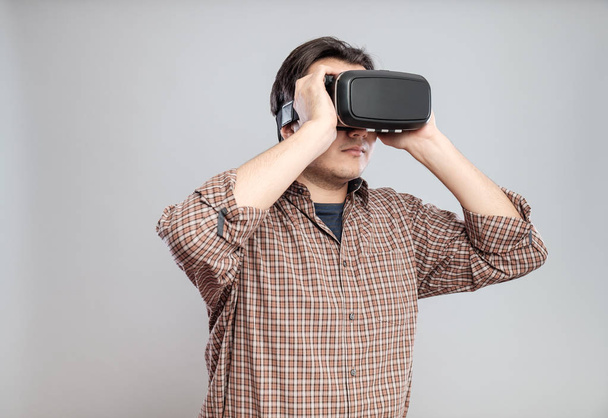 Joven feliz usando auriculares de realidad virtual
 - Foto, imagen