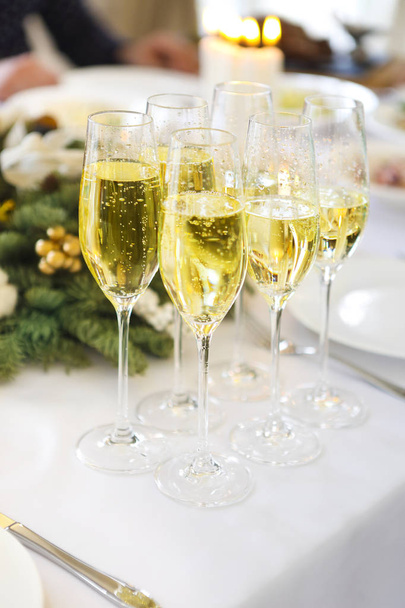 Champagne dans un verre debout sur la table de Noël
 - Photo, image