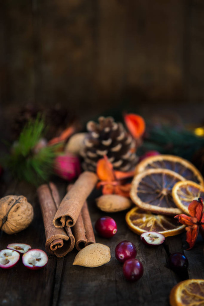 Weihnachtssymbole wie Nüsse, Orangenscheiben, Äste - Foto, Bild
