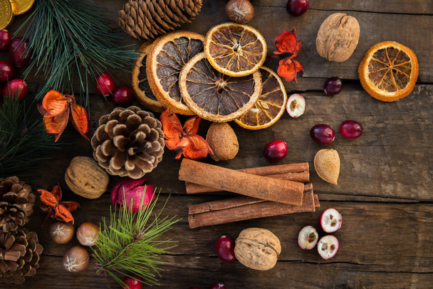 Symboles de Noël tels que noix, tranches d'orange, branches d'arbre
 - Photo, image