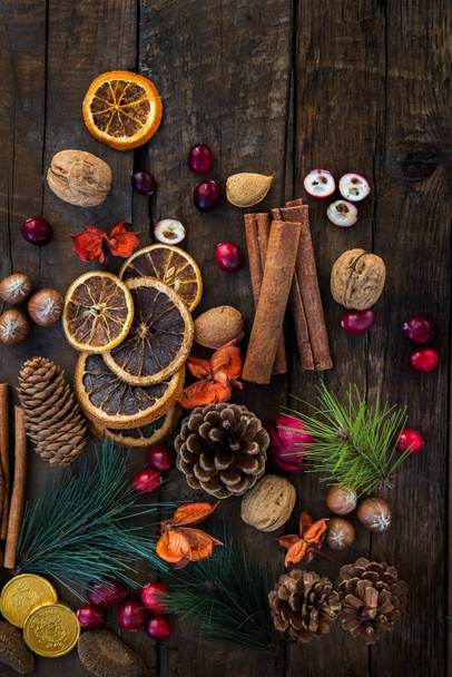 Símbolos de Natal, como nozes, fatias de laranja, galhos de árvores
 - Foto, Imagem