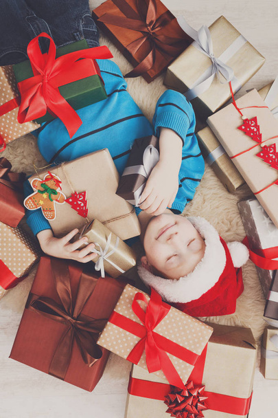 Niño feliz con regalo de Navidad cajas y regalos, vista superior
 - Foto, imagen