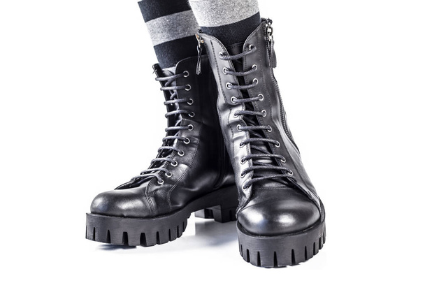 bottes en cuir noir isolé sur fond blanc - Photo, image