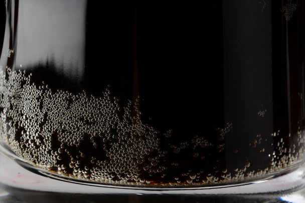 Cerveza oscura de cerca
 - Foto, imagen
