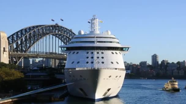 sydney harbour bridge und ein kreuzfahrtschiff sydney australia - Filmmaterial, Video