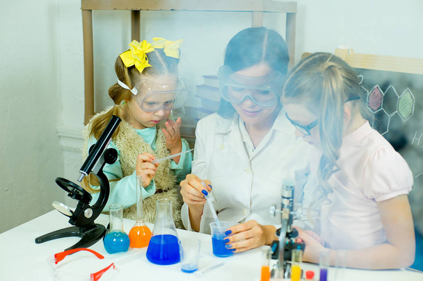 kids making science experiments - Foto, Bild
