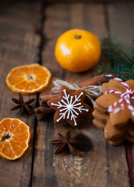 Composição de Natal. Biscoitos de Natal, tangerinas, canela, festi
 - Foto, Imagem