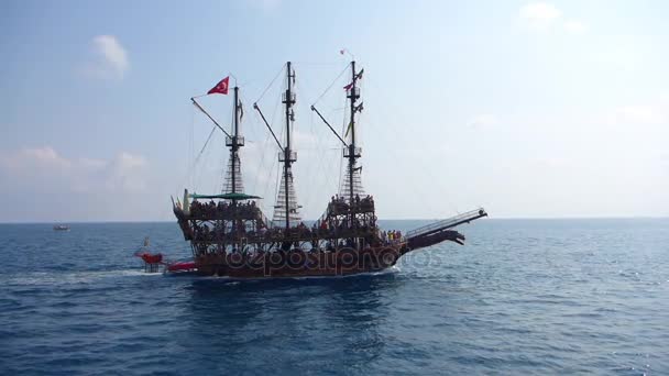 pirata starożytnych statków pływających na morzu - Materiał filmowy, wideo
