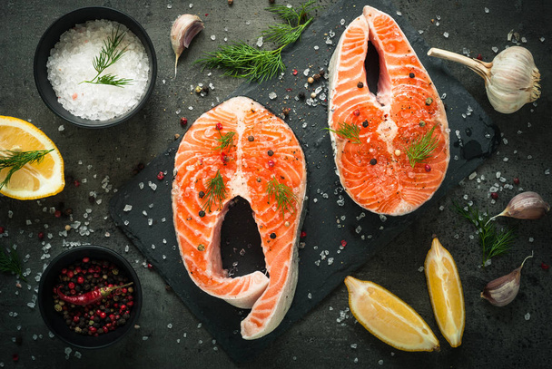 Стейк из сырого лосося с пищевыми ингредиентами
. - Фото, изображение