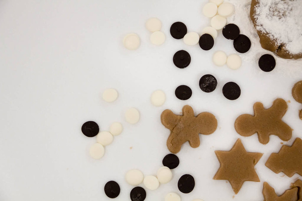 クリスマスのクッキー。焼きます。木製の背景につ星の評価をカットする生地を - 写真・画像