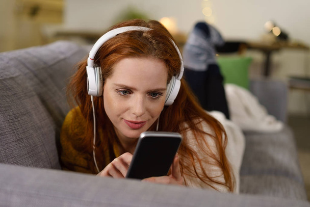 woman listening to music on phone - Foto, Imagen