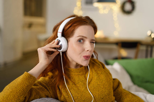 funny woman listening to music - Фото, зображення