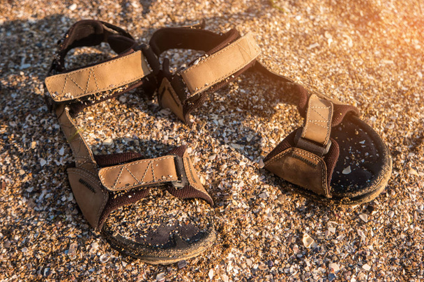 Sandály, které jsou zahrnuty v písku. - Fotografie, Obrázek