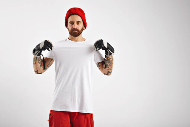 Snowboarder presenting unlabeled white t-shirt - Photo, image