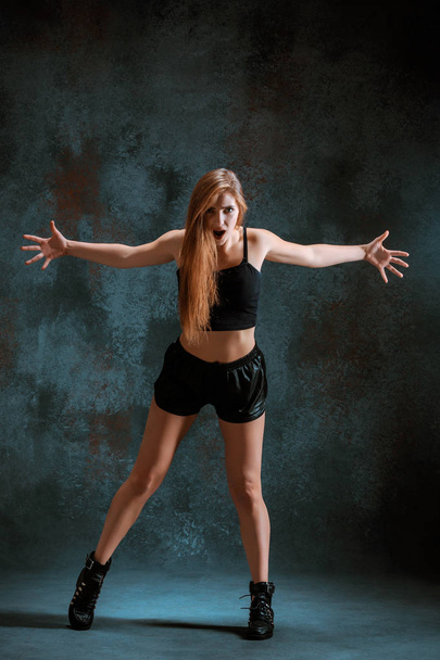 Attractive girl dancing twerk in the studio - Foto, Imagen