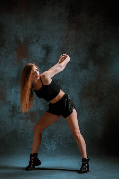 Attractive girl dancing twerk in the studio - Foto, afbeelding