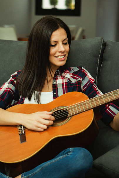 Mooi meisje spelen gitaar - Foto, afbeelding