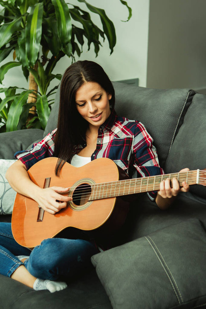 かわいい女の子がギターを弾く - 写真・画像