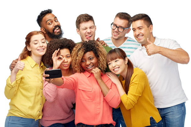 grupo de personas tomando selfie por teléfono inteligente
 - Foto, imagen