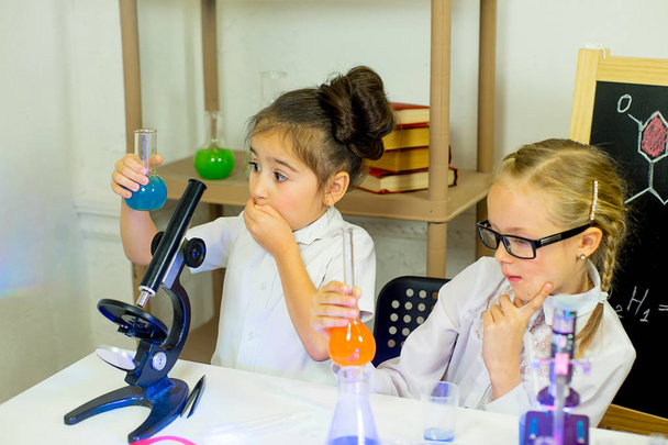 kids making science experiments - Фото, изображение
