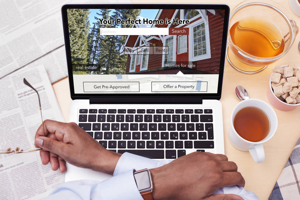 Empresario mirando un sitio web de bienes raíces - Buscando una casa
  - Foto, Imagen