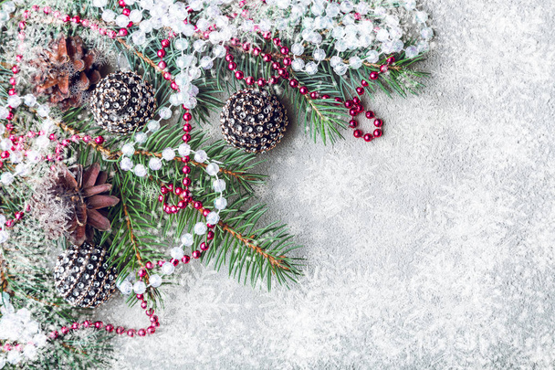 Ялинкова гілка з різдвяною прикрасою
 - Фото, зображення