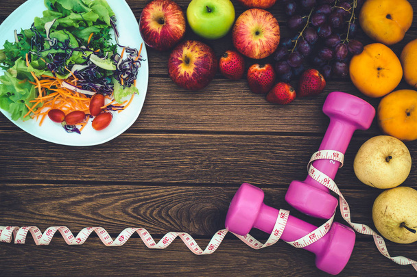 Фитнес, здоровые фрукты, свежий здоровый салат, диета и активный ли
 - Фото, изображение