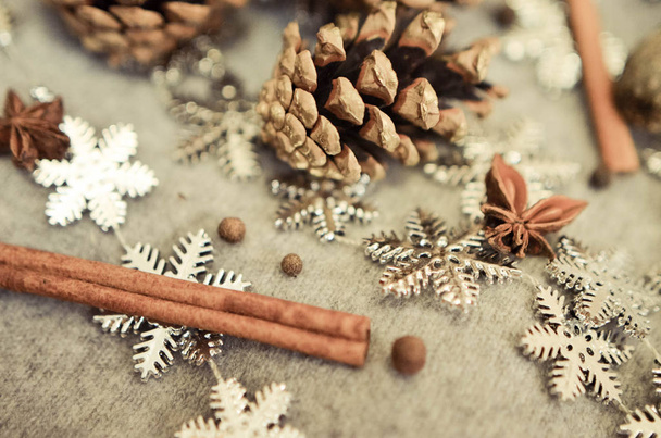 Χριστουγεννιάτικη σύνθεση με μανταρίνια, κουκουνάρια, μάτσο Κιννάνακαι χιονονιφάδες-διακόσμηση - Φωτογραφία, εικόνα