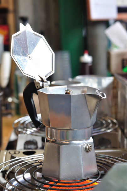 Klasyczna Włoska Kawa garnek gotowanie na piec - Zdjęcie, obraz