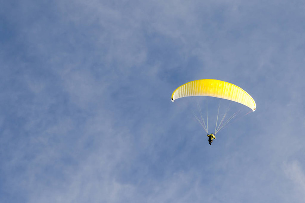 Paragliden in de blauwe lucht - Foto, afbeelding