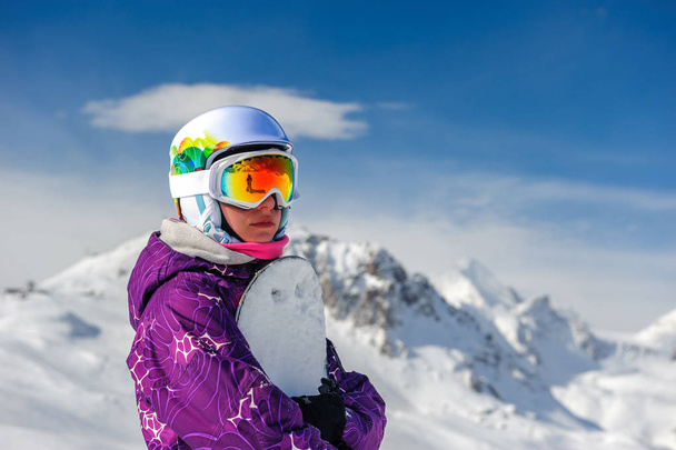 νεαρή γυναίκα με snowboard - Φωτογραφία, εικόνα