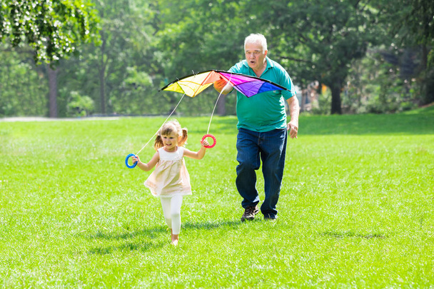 Щасливий дідусь допомагає дитині
 - Фото, зображення